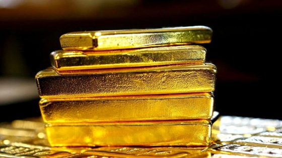 الذهب يرتفع مع تراجع العملة الأمريكية وتوترات تجارية